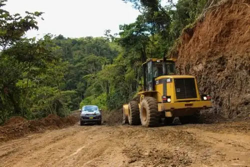 Ayacucho: Devida transfiere recursos para mantenimiento de vía vecinal en Samugari.