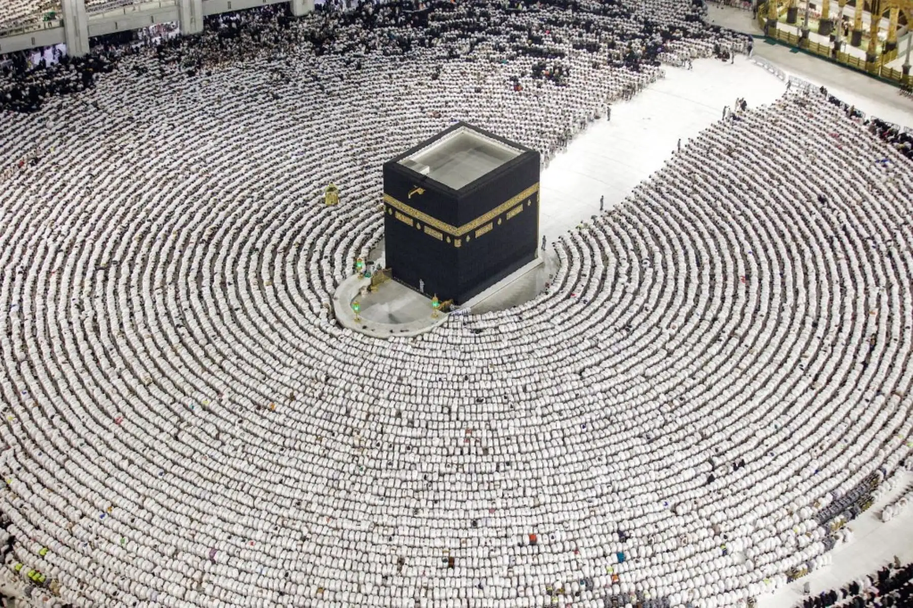 Fieles musulmanes rezan alrededor de la Kaaba, el santuario más sagrado del Islam, en la Gran Mezquita de la ciudad santa de La Meca. Foto: AFP