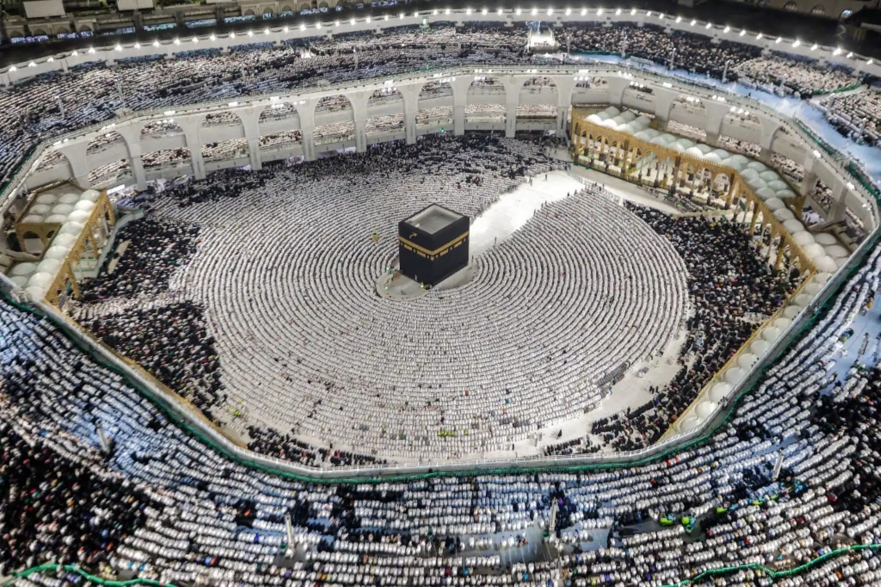 Fieles musulmanes rezan alrededor de la Kaaba, el santuario más sagrado del Islam, en la Gran Mezquita de la ciudad santa de La Meca. Foto: AFP