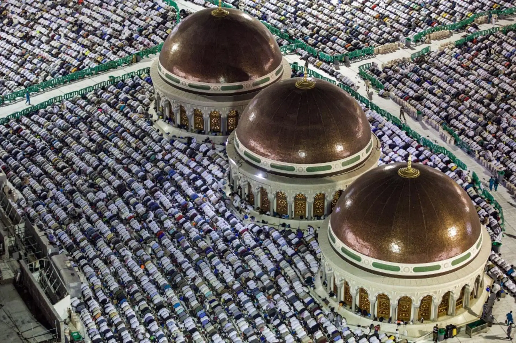 Fieles musulmanes rezan alrededor de la Kaaba, el santuario más sagrado del Islam, en la Gran Mezquita de la ciudad santa de La Meca. Foto: AFP
