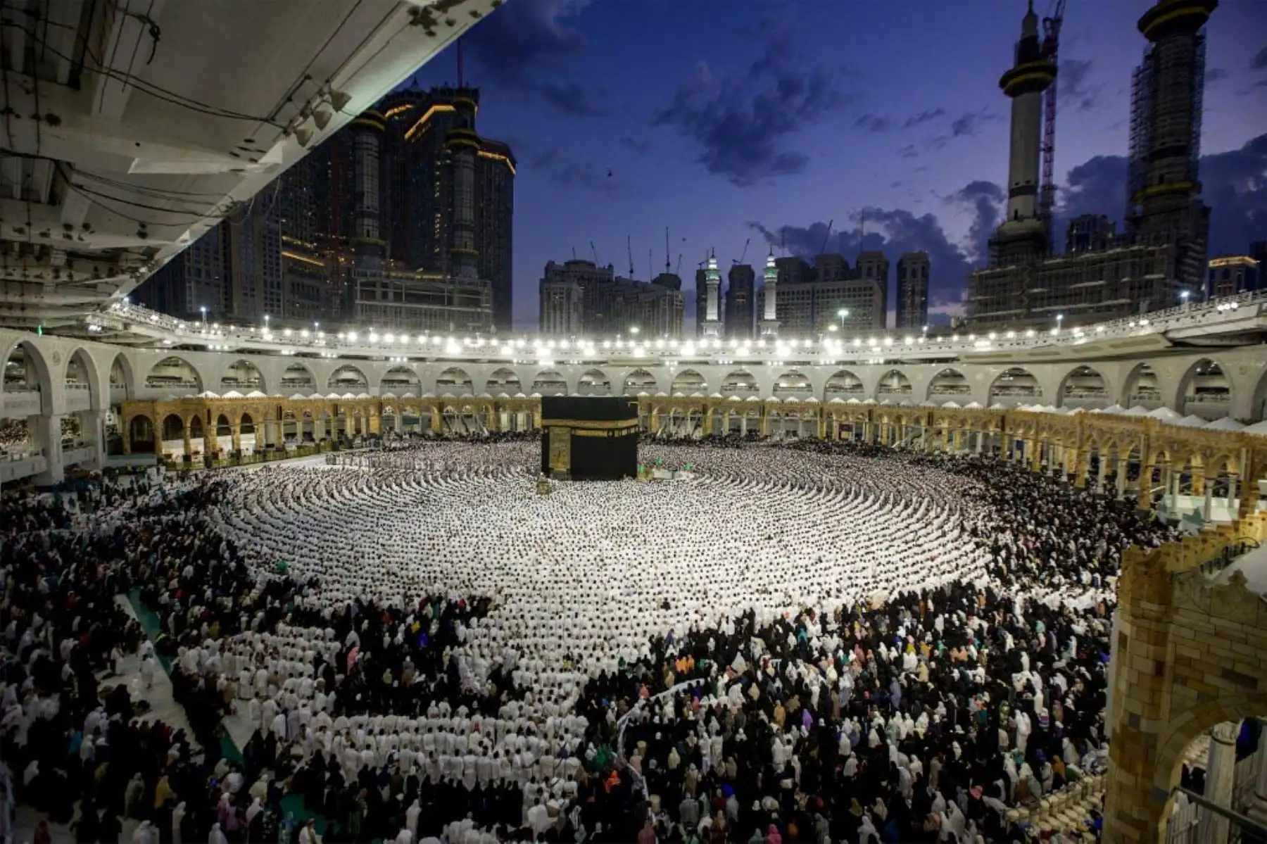 Fieles musulmanes rezan alrededor de la Kaaba, el santuario más sagrado del Islam, en la Gran Mezquita de la ciudad santa de La Meca. Foto: AFP