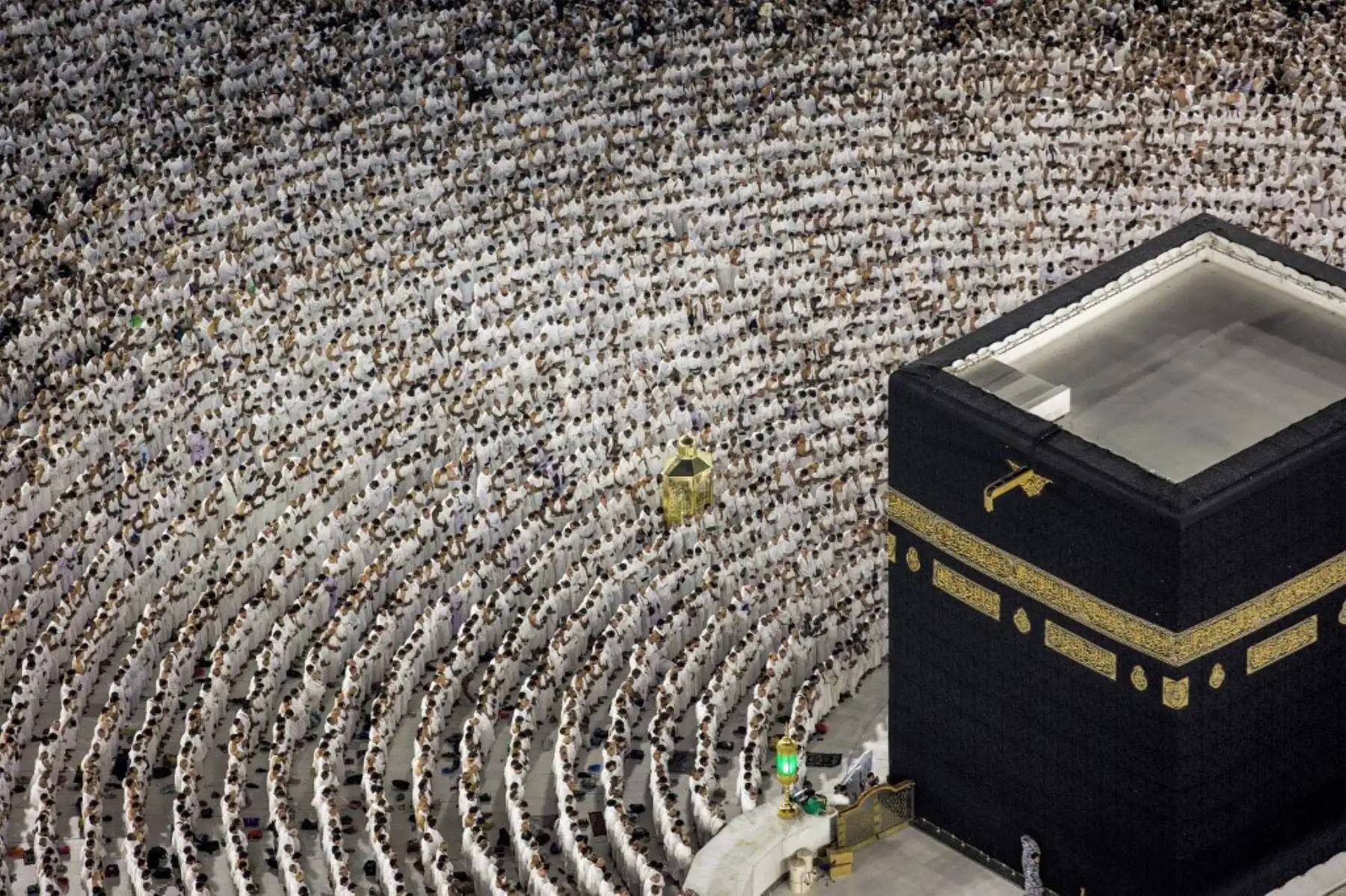 Fieles musulmanes rezan alrededor de la Kaaba, el santuario más sagrado del Islam, en la Gran Mezquita de la ciudad santa de La Meca. Foto: AFP