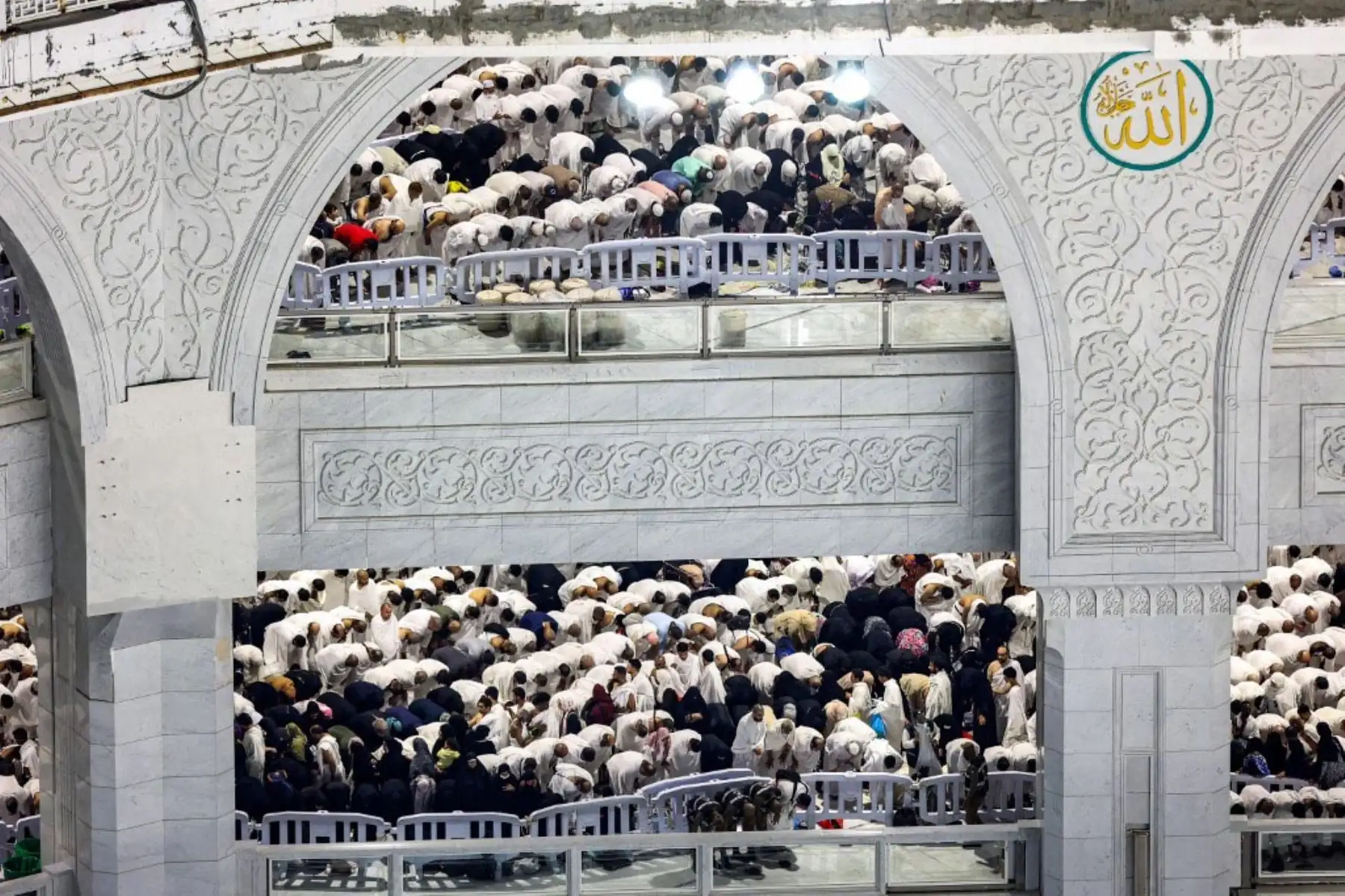 Los fieles musulmanes rezan en la Gran Mezquita de la ciudad santa de La Meca, en la noche del 27 de Ramadán, que se cree que es Laylat al-Qadr, una de las noches más sagradas durante el sagrado mes de ayuno del Ramadán. Foto: AFP