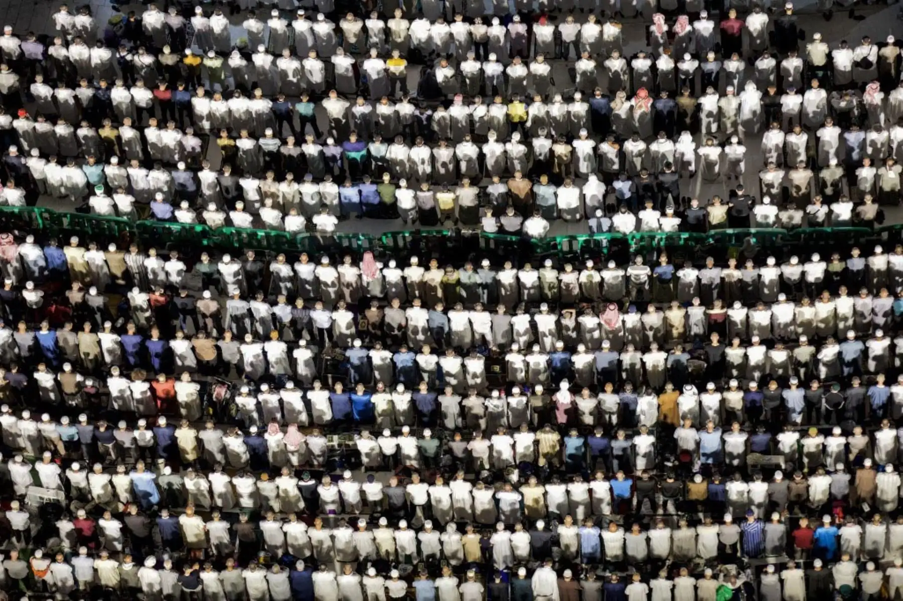 Los fieles musulmanes rezan en la Gran Mezquita de la ciudad santa de La Meca, en la noche del 27 de Ramadán, que se cree que es Laylat al-Qadr, una de las noches más sagradas durante el sagrado mes de ayuno del Ramadán. Foto: AFP