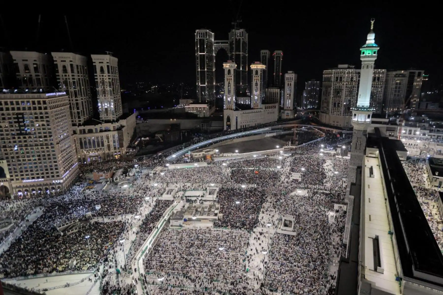 Los fieles musulmanes rezan en la Gran Mezquita de la ciudad santa de La Meca, en la noche del 27 de Ramadán, que se cree que es Laylat al-Qadr, una de las noches más sagradas durante el sagrado mes de ayuno del Ramadán. Foto: AFP