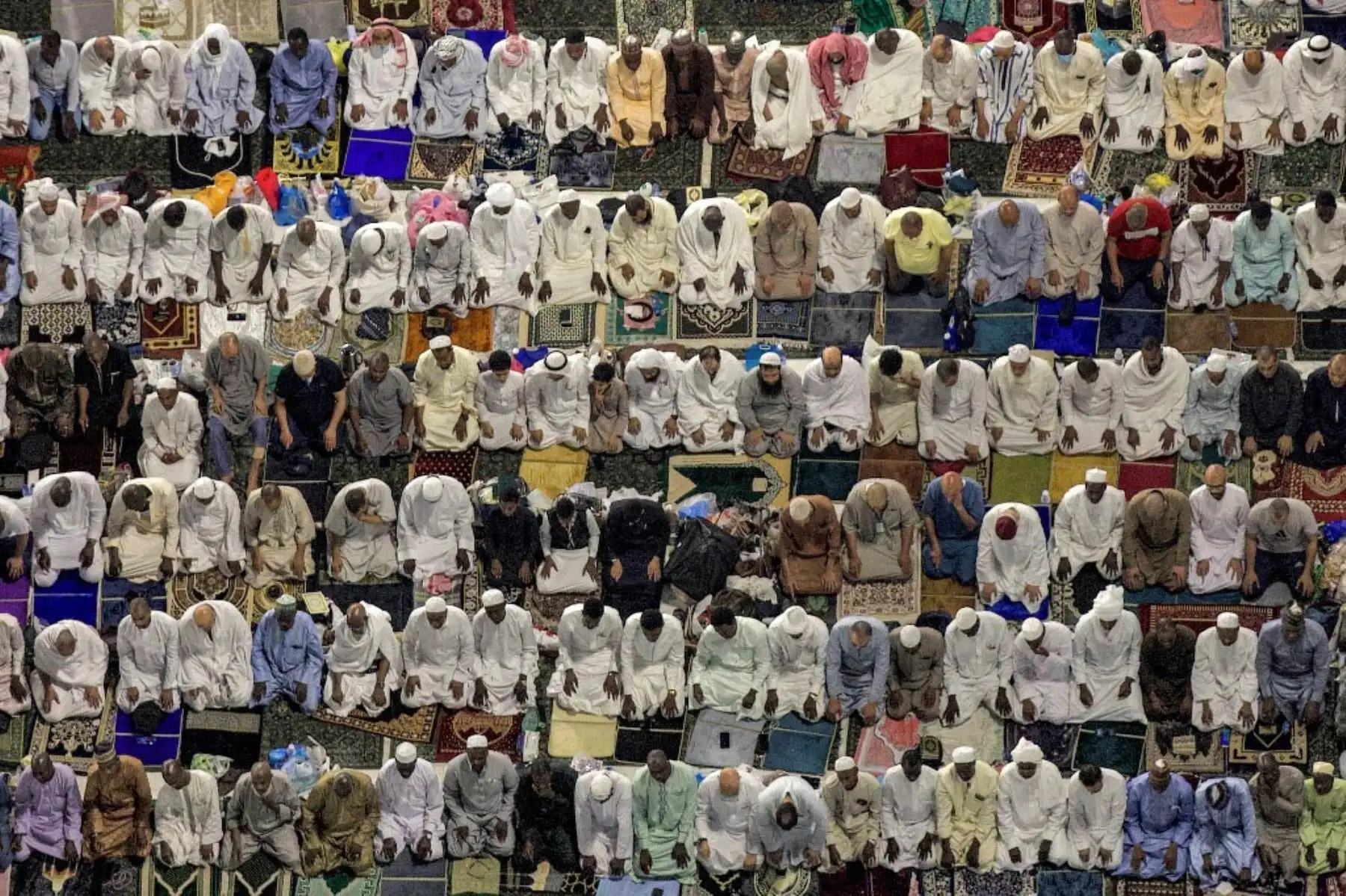 Los fieles musulmanes rezan en la Gran Mezquita de la ciudad santa de La Meca, en la noche del 27 de Ramadán, que se cree que es Laylat al-Qadr, una de las noches más sagradas durante el sagrado mes de ayuno del Ramadán. Foto: AFP