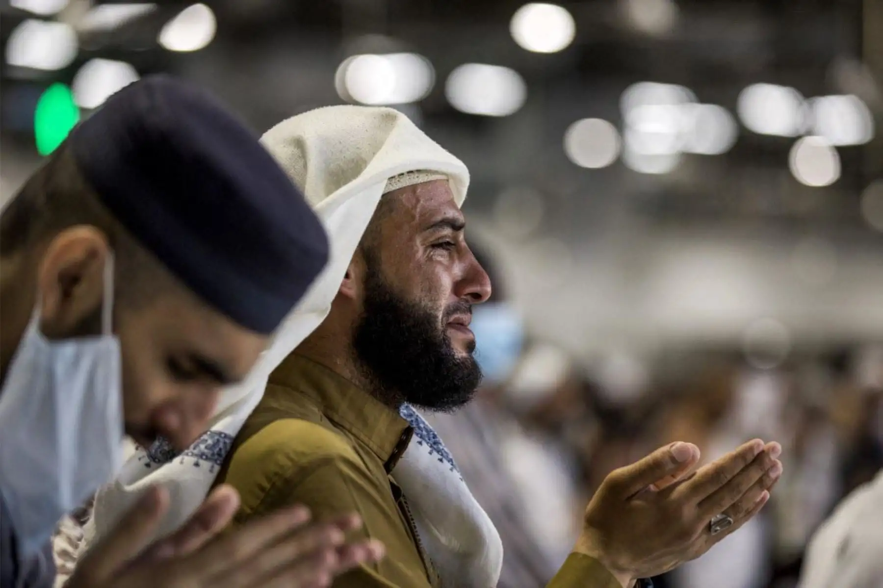 Los fieles musulmanes rezan en la Gran Mezquita de la ciudad santa de La Meca, en la noche del 27 de Ramadán, que se cree que es Laylat al-Qadr, una de las noches más sagradas durante el sagrado mes de ayuno del Ramadán. Foto: AFP