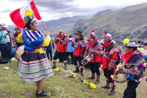 Huancavelica celebró la tradicional bajada de la Cruz del Señor de Potocchi, después de tres años de suspensión por la emergencia sanitaria decretada por la pandemia de covid-19. Foto: Flor Hidalgo