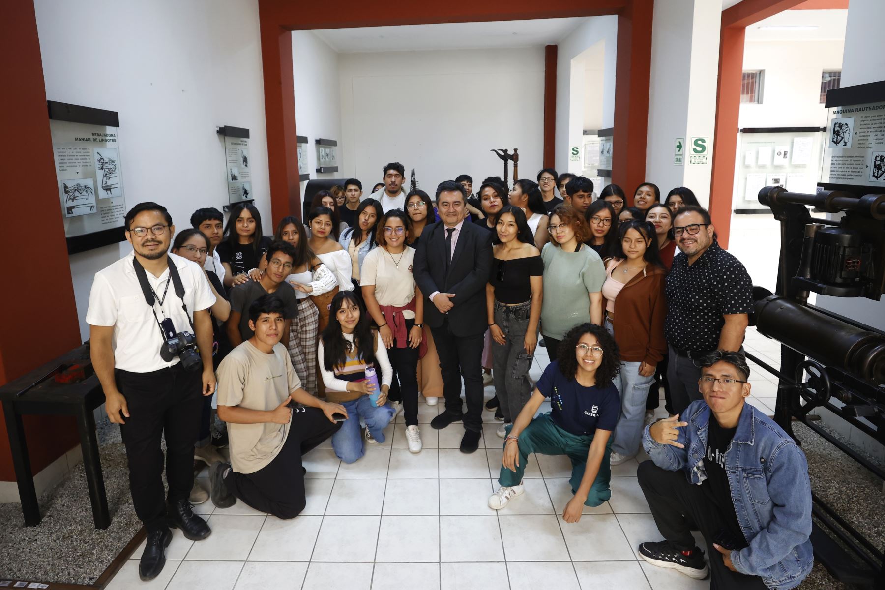 Estudiantes de la Escuela de Comunicaciones de Cibertec visitaron el Museo Gráfico de Editora Perú como parte del programa Vive Andina. Foto: ANDINA/Vidal Tarqui