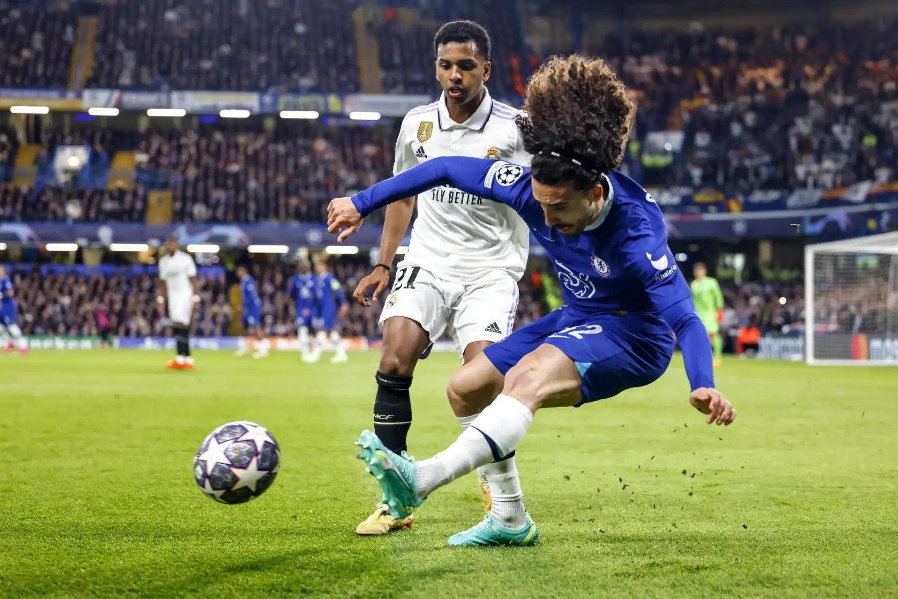 Marc Cucurella del Chelsea en acción contra Rodrygo del Real Madrid durante los cuartos de final de la Liga de Campeones de la UEFA, partido de vuelta entre el Chelsea y el Real Madrid en Londres, Gran Bretaña.
Foto: EFE