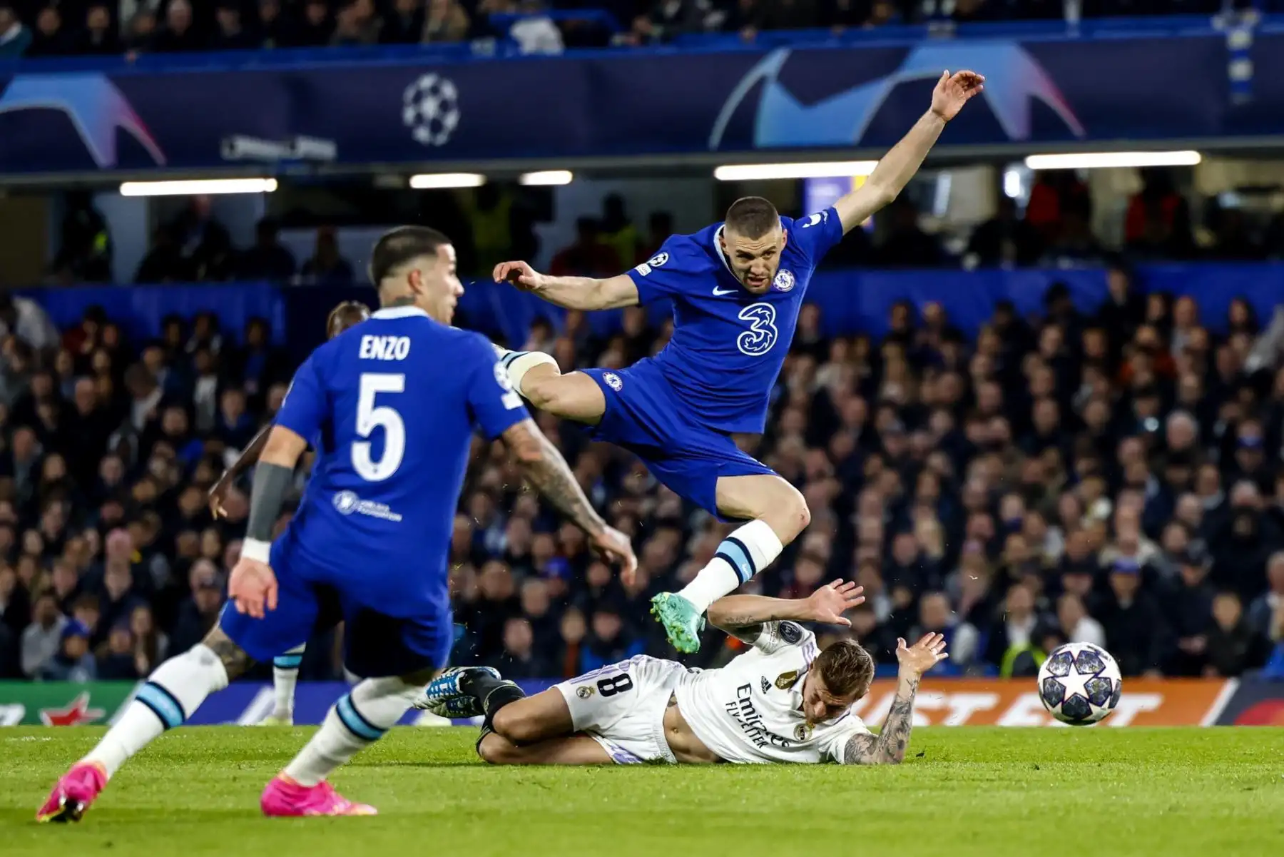 Mateo Kovacic del Chelsea en acción contra Toni Kroos del Real Madrid durante los cuartos de final de la Liga de Campeones de la UEFA, partido de vuelta entre el Chelsea y el Real Madrid en Londres, Gran Bretaña.
Foto: EFE