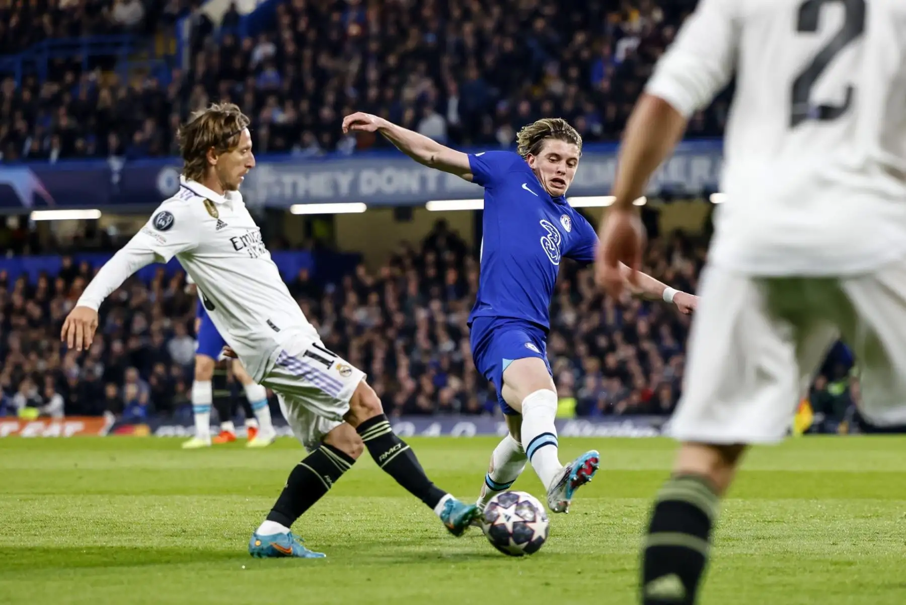 Conor Gallagher del Chelsea del Chelsea en acción contra Luka Modric del Real Madrid durante los cuartos de final de la Liga de Campeones de la UEFA, partido de vuelta entre el Chelsea y el Real Madrid en Londres, Gran Bretaña.
Foto: EFE