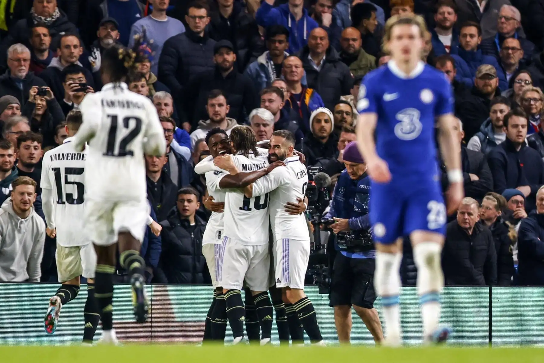 Los jugadores del Real Madrid celebran el gol 0-1 durante los cuartos de final de la Liga de Campeones de la UEFA, partido de vuelta entre Chelsea y Real Madrid en Londres, Gran Bretaña.
Foto: EFE