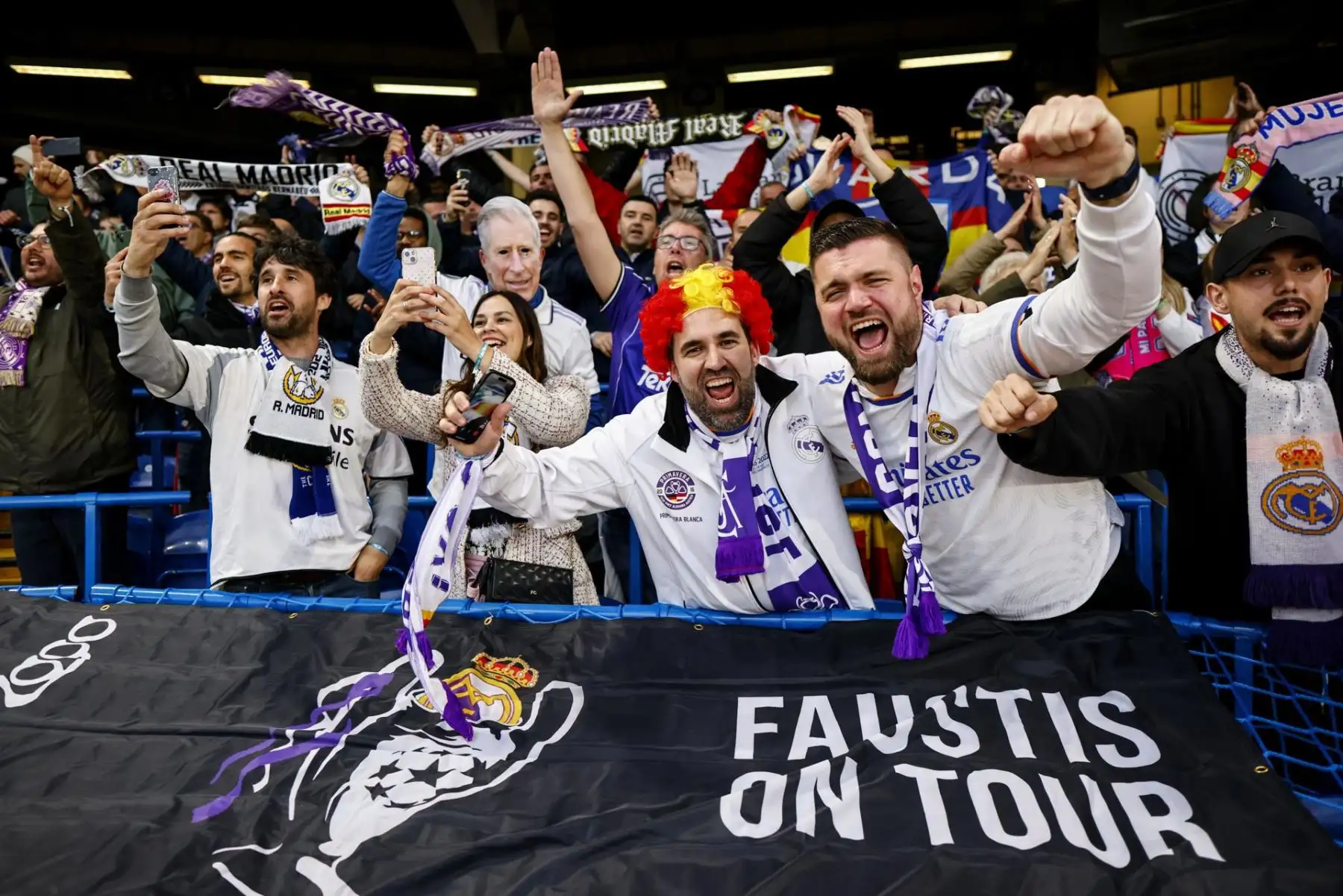 Los fanáticos del Real Madrid animan mientras esperan el inicio de los cuartos de final de la Liga de Campeones de la UEFA, el partido de vuelta entre el Chelsea y el Real Madrid en Londres, Gran Bretaña.
Foto: EFE