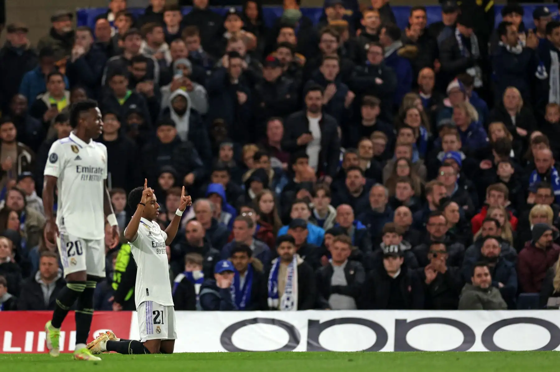 El delantero brasileño del Real Madrid, Rodrygo Goes, celebra marcar el gol de apertura durante el partido de vuelta de los cuartos de final de la Liga de Campeones entre el Chelsea y el Real Madrid en Stamford Bridge en Londres.
Foto: AFP