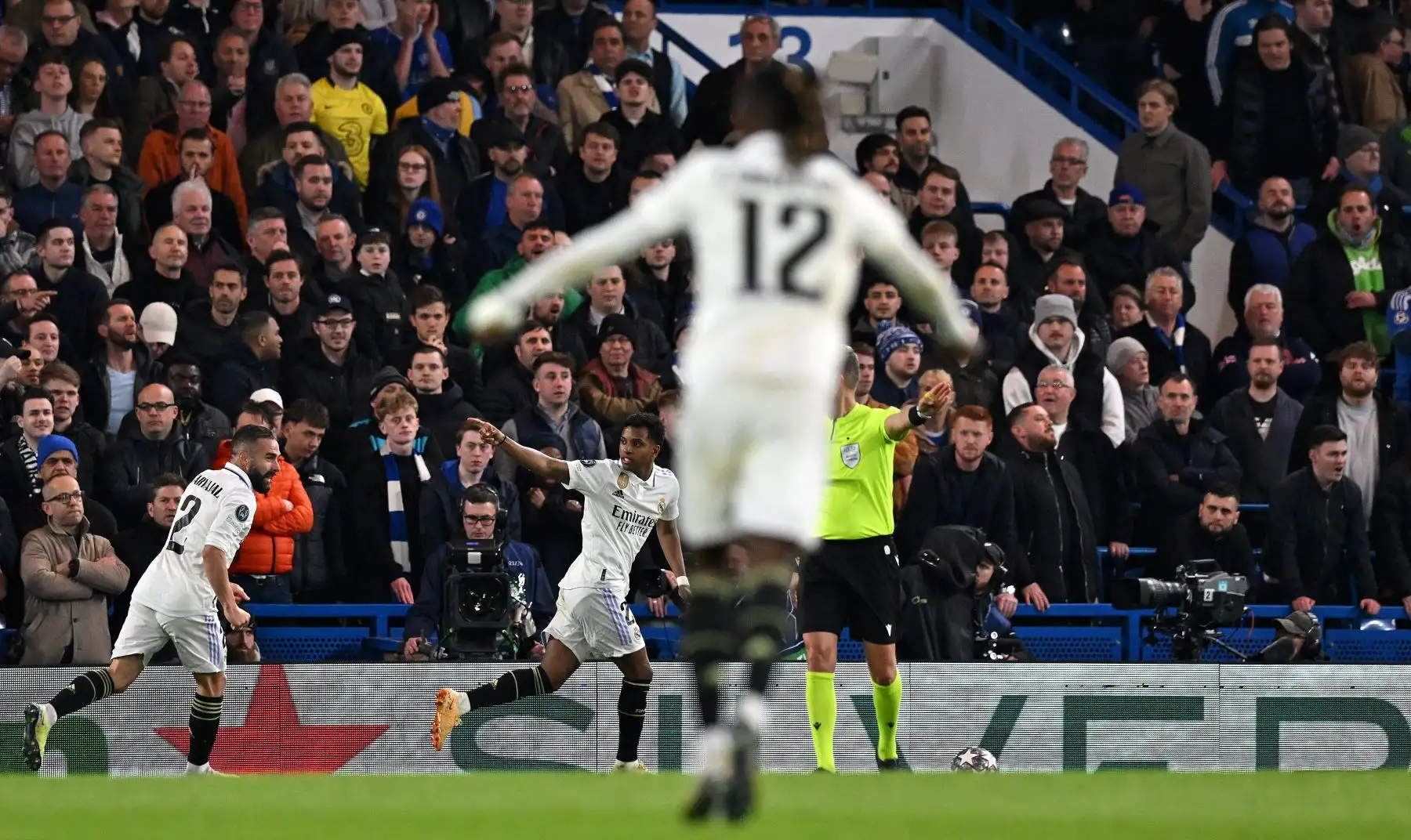El delantero brasileño del Real Madrid, Rodrygo Goes, celebra marcar el gol de apertura durante el partido de vuelta de los cuartos de final de la Liga de Campeones entre el Chelsea y el Real Madrid en Stamford Bridge en Londres.