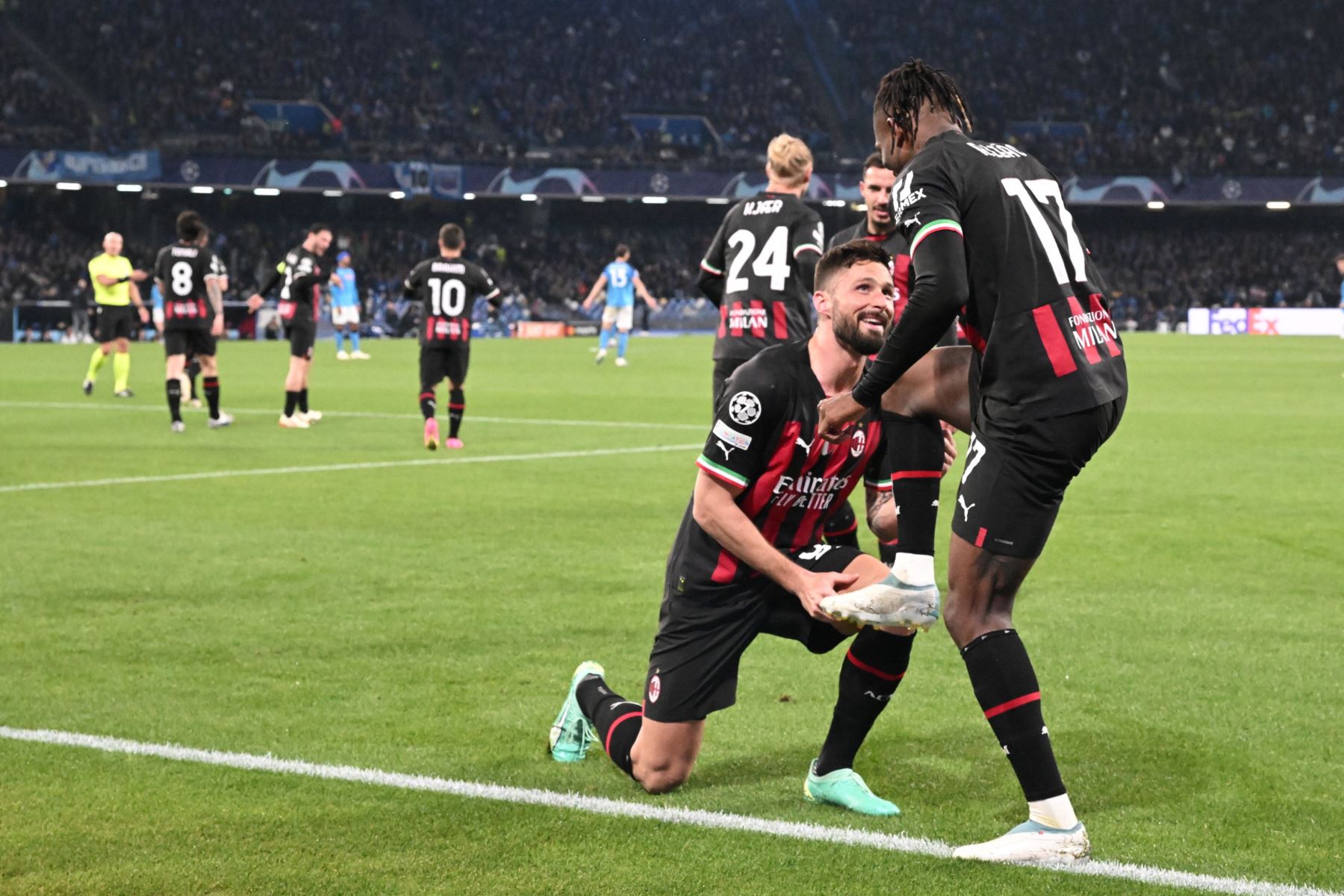 El delantero del Milan, Olivier Giroud, celebra con el delantero del Milan, Rafael Leao, después de marcar el 1-0 durante el partido de vuelta de los cuartos de final de la Liga de Campeones de la UEFA. Foto: EFE