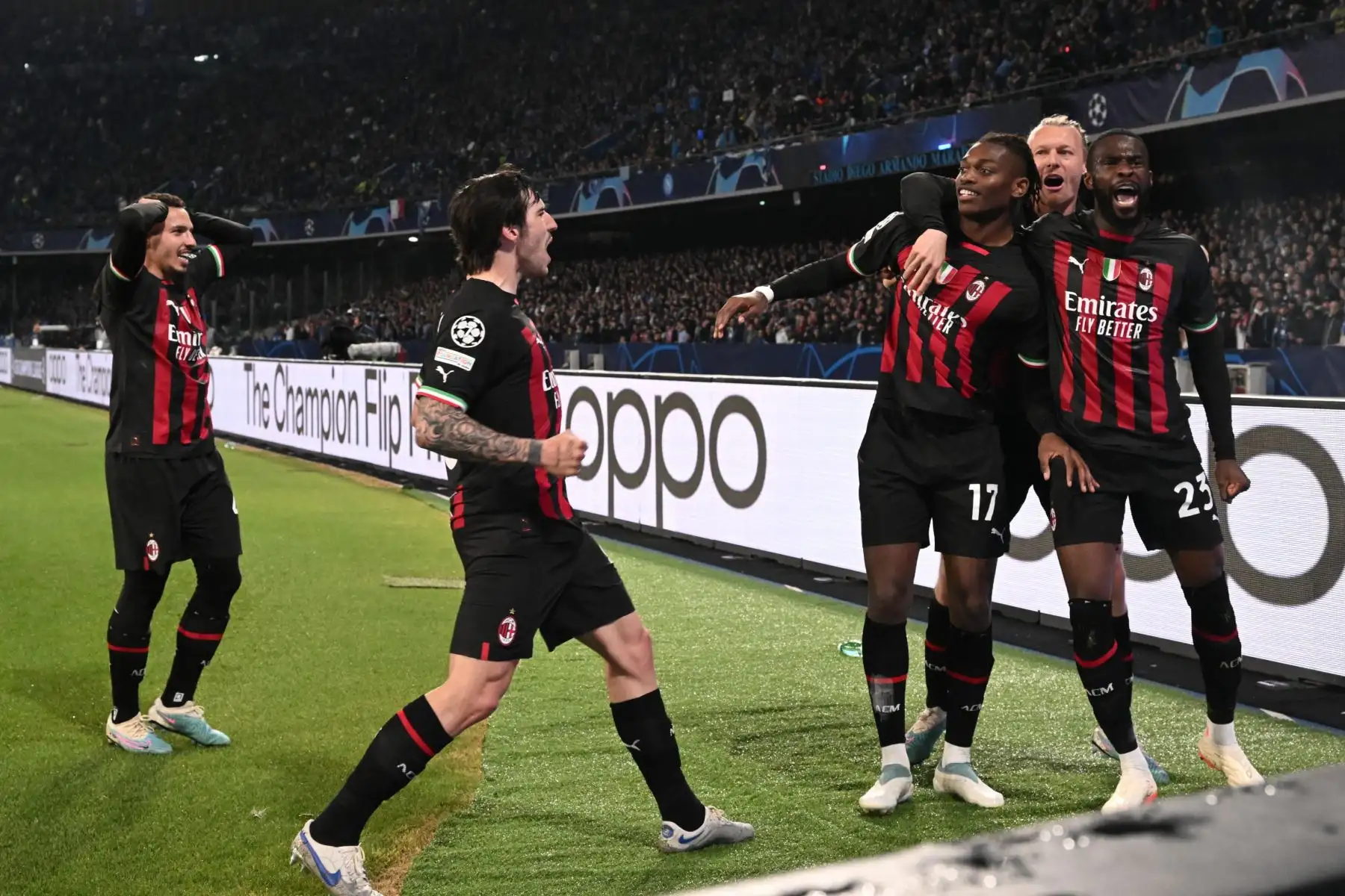 Los jugadores de Milán celebran el gol 1-0 anotado por su compañero de equipo Olivier Giroud durante el partido de vuelta de los cuartos de final de la Liga de Campeones de la UEFA.
Foto: EFE