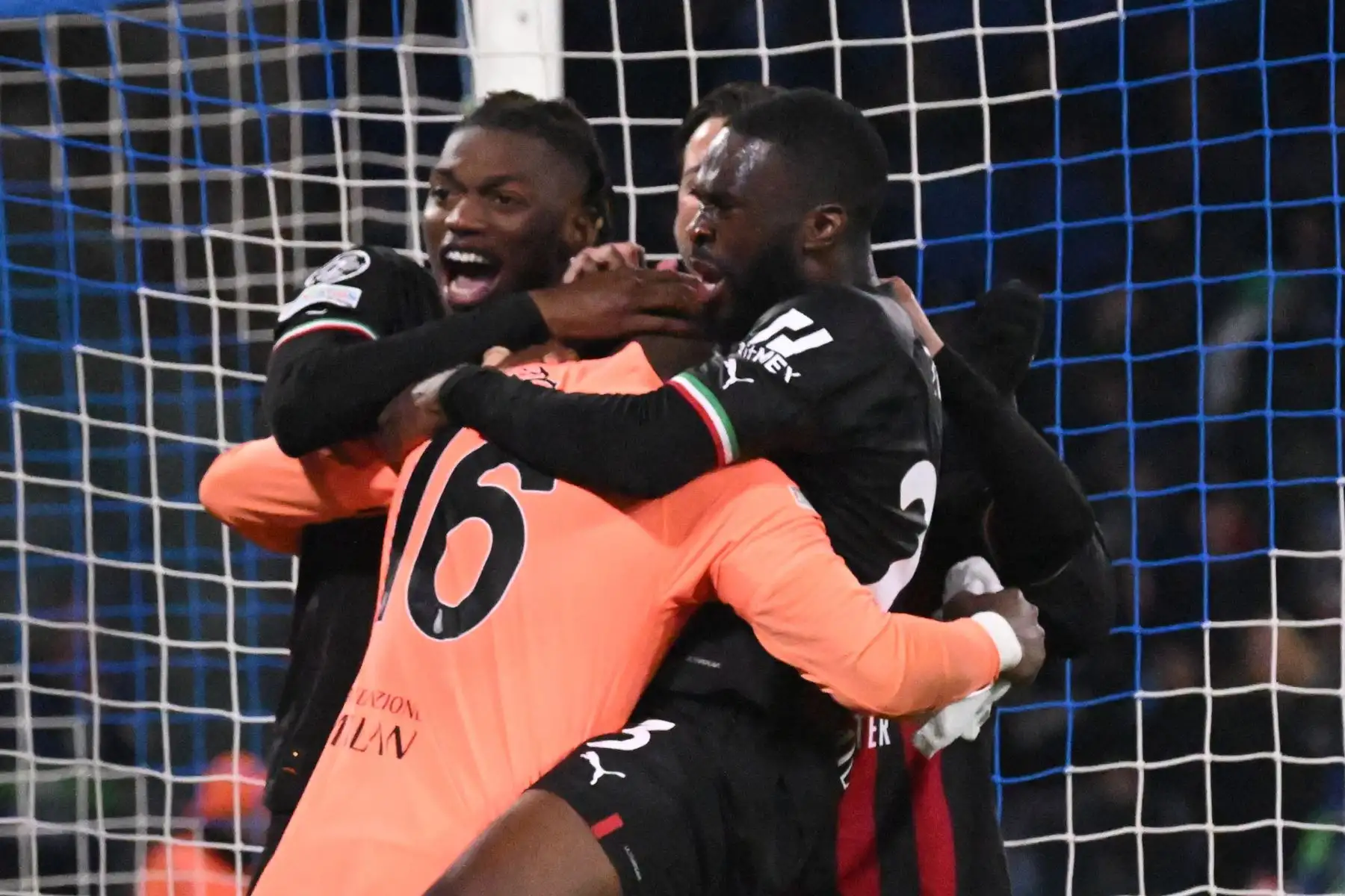 Los jugadores de Milán celebran al final del partido de vuelta de los cuartos de final de la Liga de Campeones de la UEFA.
Foto:EFE