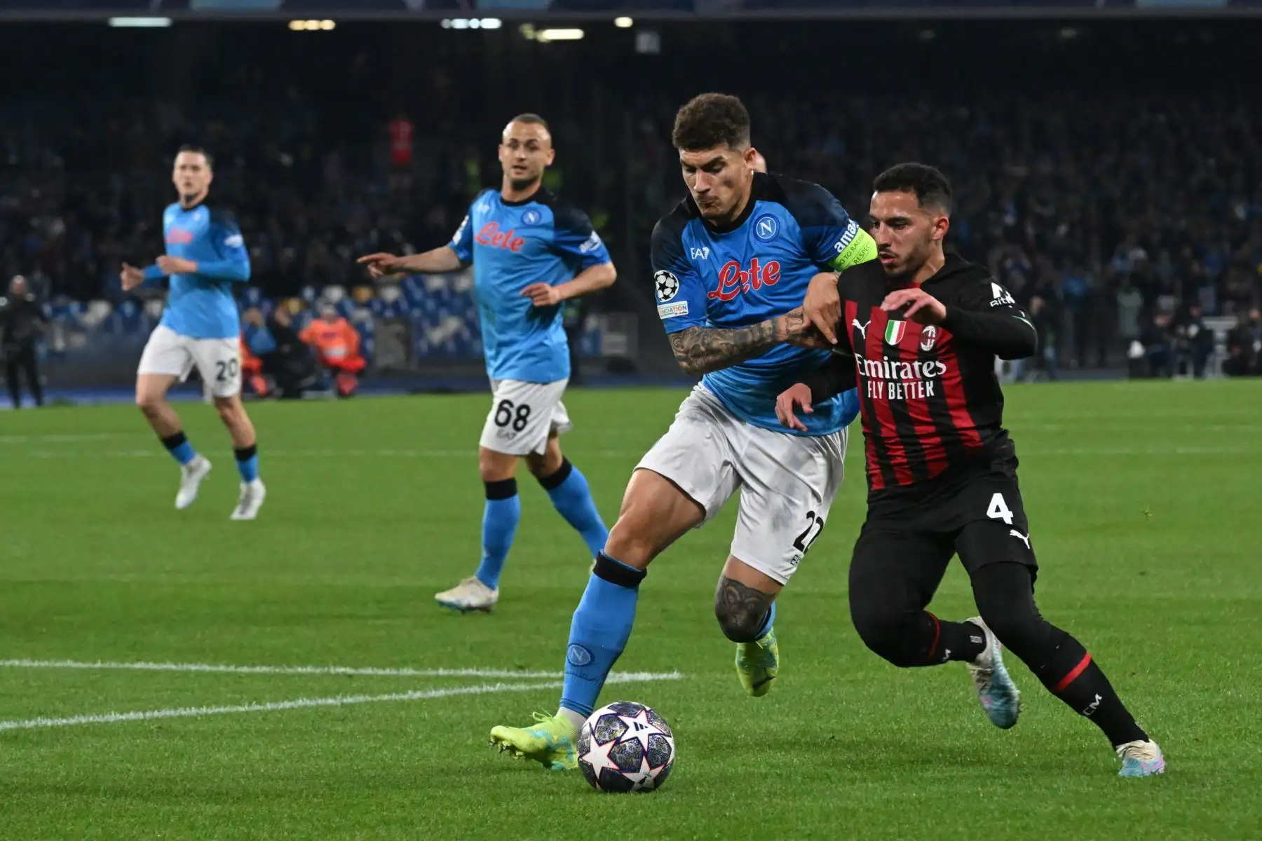 El defensor del Napoli, Giovanni Di Lorenzo, y el centrocampista del Milan, Ismael Bennacer, en acción durante el partido de vuelta de los cuartos de final de la Liga de Campeones de la UEFA.
Foto: EFE