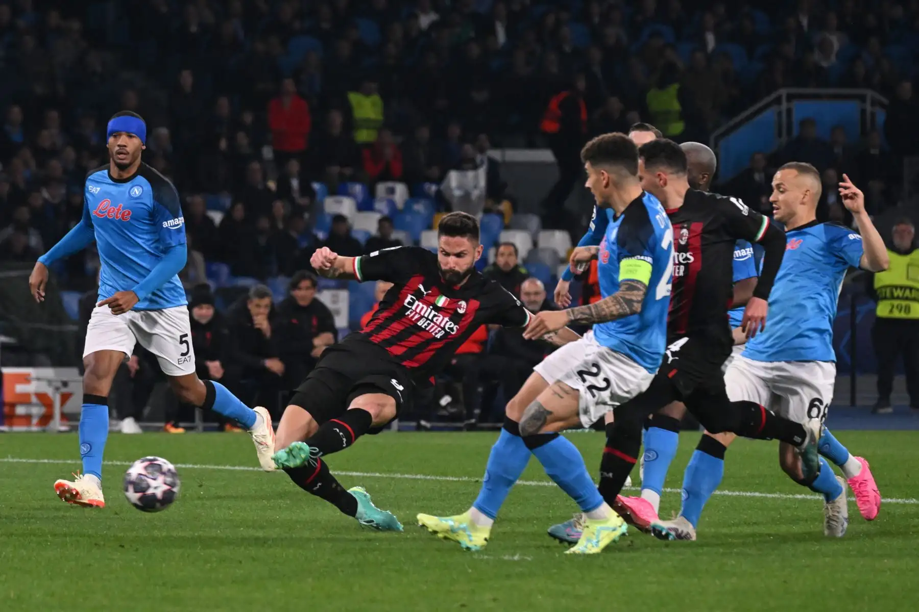 El delantero de Milán Olivier Giroud en acción durante los cuartos de final de la Liga de Campeones de la UEFA partido de fútbol de vuelta SSC Napoli vs AC Milan en Nápoles, Italia.
Foto: EFE
