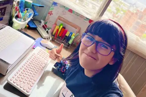 La carismática niña arequipeña de 12 años, Mileva Leonor Huaraca Llica, difunde ciencia en sus redes sociales Mivi Space, donde ya ha impactando a sus más de 140 mil seguidores con sus creativos y entretenidos videos. 
Foto: @mivispace