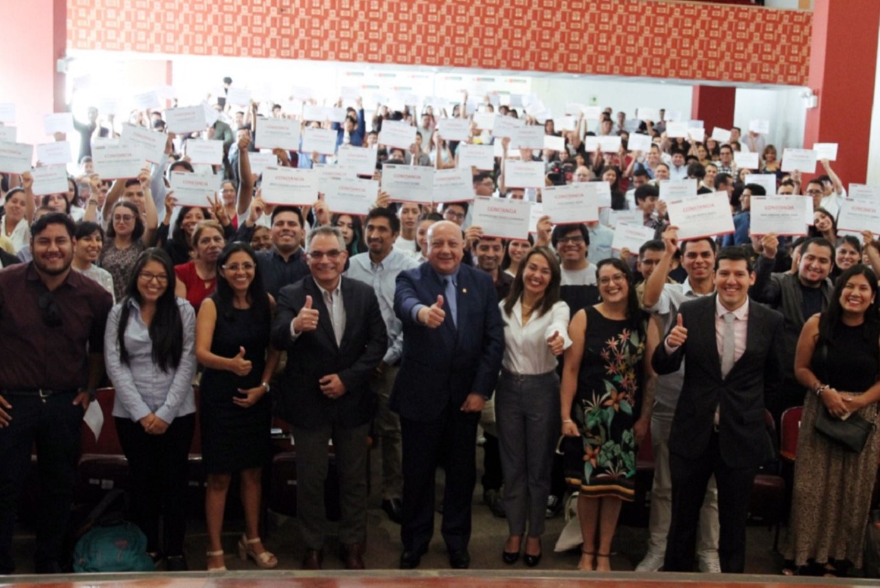 Ministro de Trabajo y Promoción del Empleo, Alfonso Adrianzén (al centro) con beneficiarios capacitados en habilidades digitales, gracias a la Beca Jóvenes Bicentenario. Foto: Cortesía.