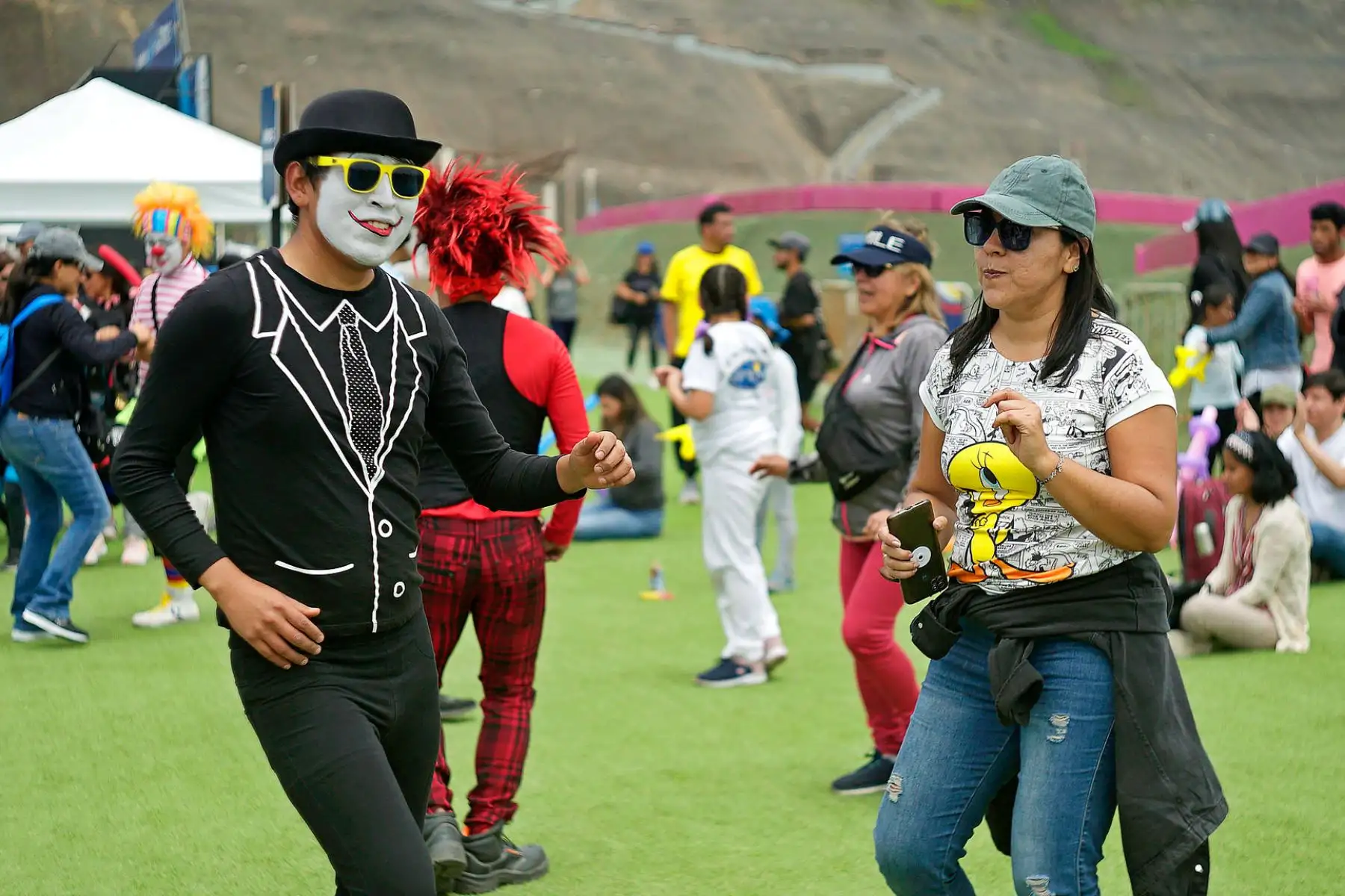 Legado abre nuevamente sus puertas a la comunidad, con el FestiLegado que regresa este sábado 22 de abril desde las 9:00 a. m. hasta la 1:00 p. m en la sede Legado Costa Verde, en San Miguel. Se trata de un festival deportivo y recreativo gratuito para toda la familia. De esta manera, niños, jóvenes y adultos podrán ejercitarse y realizar actividades lúdicas en un recinto de primer nivel, construido para los Juegos Lima 2019, pero que también alberga a la ciudadanía.
Foto: ANDINA/Legado