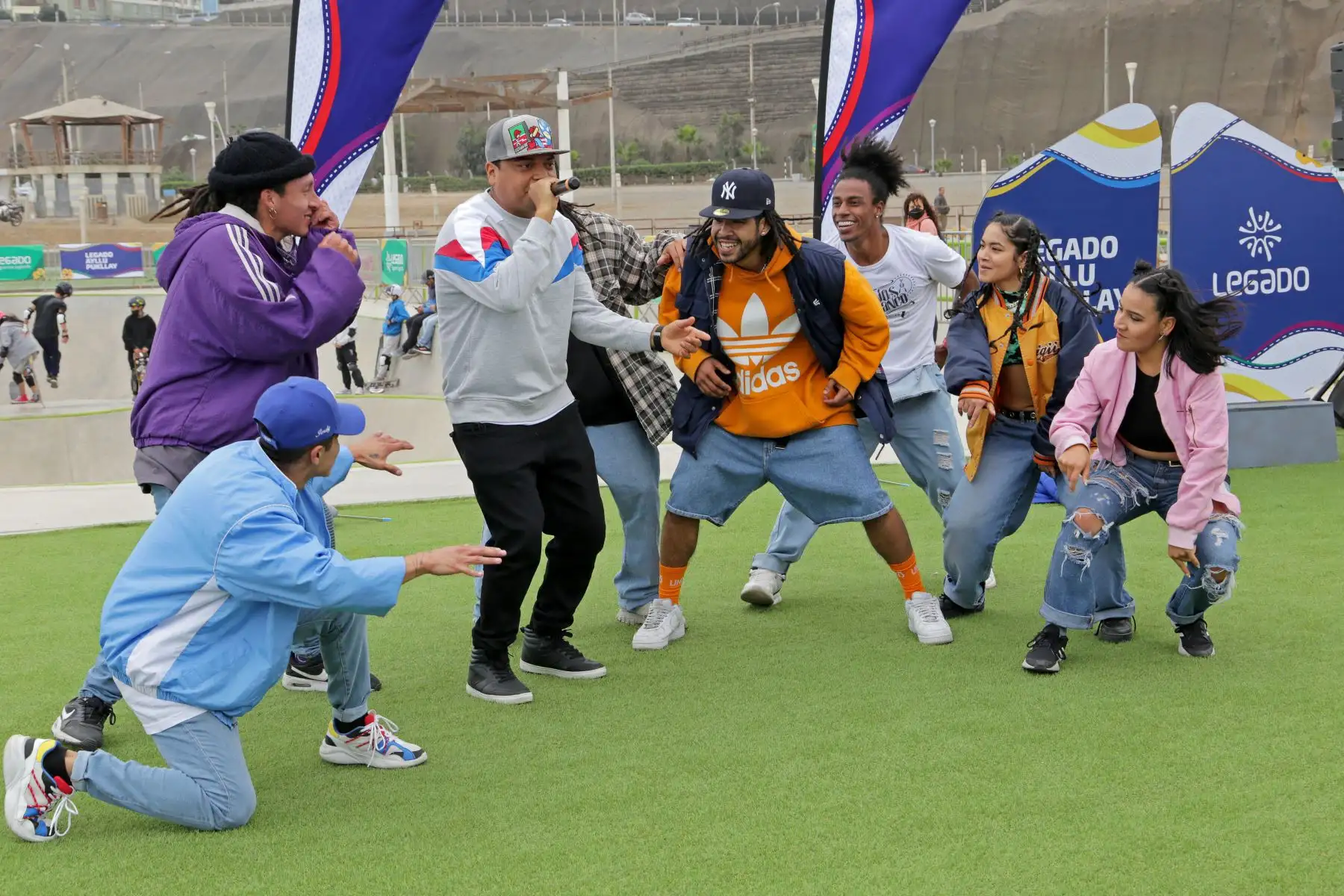Legado abre nuevamente sus puertas a la comunidad, con el FestiLegado que regresa este sábado 22 de abril desde las 9:00 a. m. hasta la 1:00 p. m en la sede Legado Costa Verde, en San Miguel. Se trata de un festival deportivo y recreativo gratuito para toda la familia. De esta manera, niños, jóvenes y adultos podrán ejercitarse y realizar actividades lúdicas en un recinto de primer nivel, construido para los Juegos Lima 2019, pero que también alberga a la ciudadanía.
Foto: ANDINA/Legado