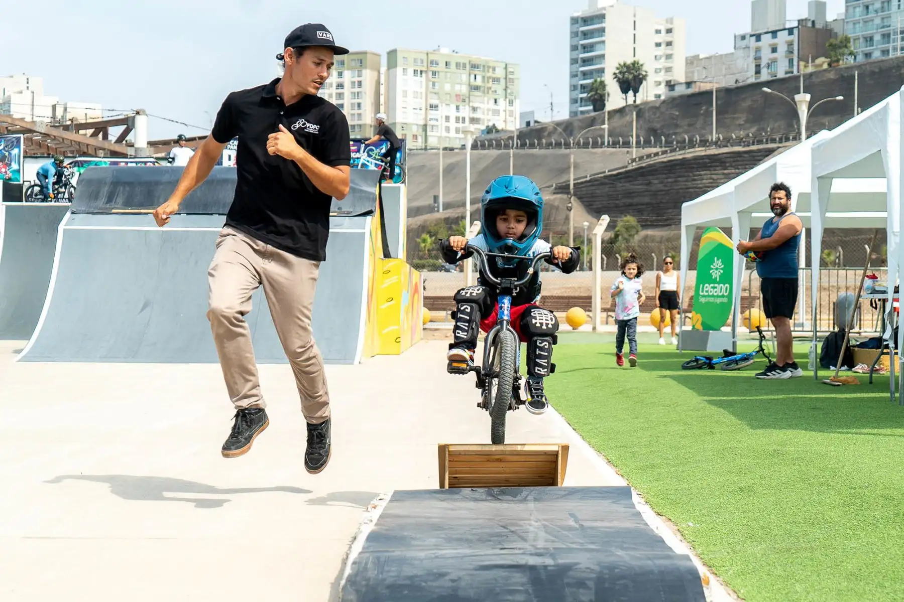 Legado abre nuevamente sus puertas a la comunidad, con el FestiLegado que regresa este sábado 22 de abril desde las 9:00 a. m. hasta la 1:00 p. m en la sede Legado Costa Verde, en San Miguel. Se trata de un festival deportivo y recreativo gratuito para toda la familia. De esta manera, niños, jóvenes y adultos podrán ejercitarse y realizar actividades lúdicas en un recinto de primer nivel, construido para los Juegos Lima 2019, pero que también alberga a la ciudadanía.
Foto: ANDINA/Legado
