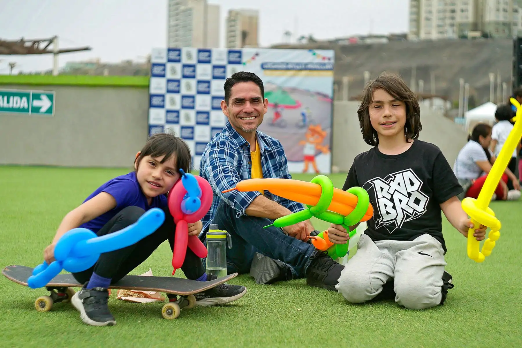 Legado abre nuevamente sus puertas a la comunidad, con el FestiLegado que regresa este sábado 22 de abril desde las 9:00 a. m. hasta la 1:00 p. m en la sede Legado Costa Verde, en San Miguel. Se trata de un festival deportivo y recreativo gratuito para toda la familia. De esta manera, niños, jóvenes y adultos podrán ejercitarse y realizar actividades lúdicas en un recinto de primer nivel, construido para los Juegos Lima 2019, pero que también alberga a la ciudadanía.
Foto: ANDINA/Legado