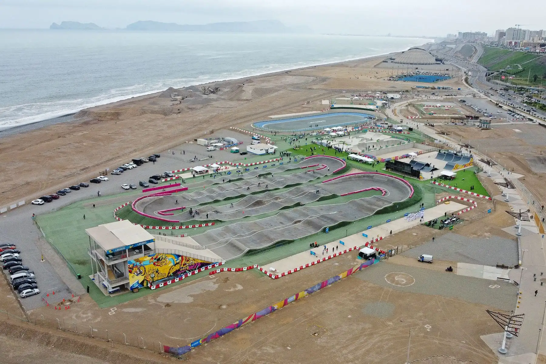 Legado abre nuevamente sus puertas a la comunidad, con el FestiLegado que regresa este sábado 22 de abril desde las 9:00 a. m. hasta la 1:00 p. m en la sede Legado Costa Verde, en San Miguel. Se trata de un festival deportivo y recreativo gratuito para toda la familia. De esta manera, niños, jóvenes y adultos podrán ejercitarse y realizar actividades lúdicas en un recinto de primer nivel, construido para los Juegos Lima 2019, pero que también alberga a la ciudadanía.
Foto: ANDINA/Legado