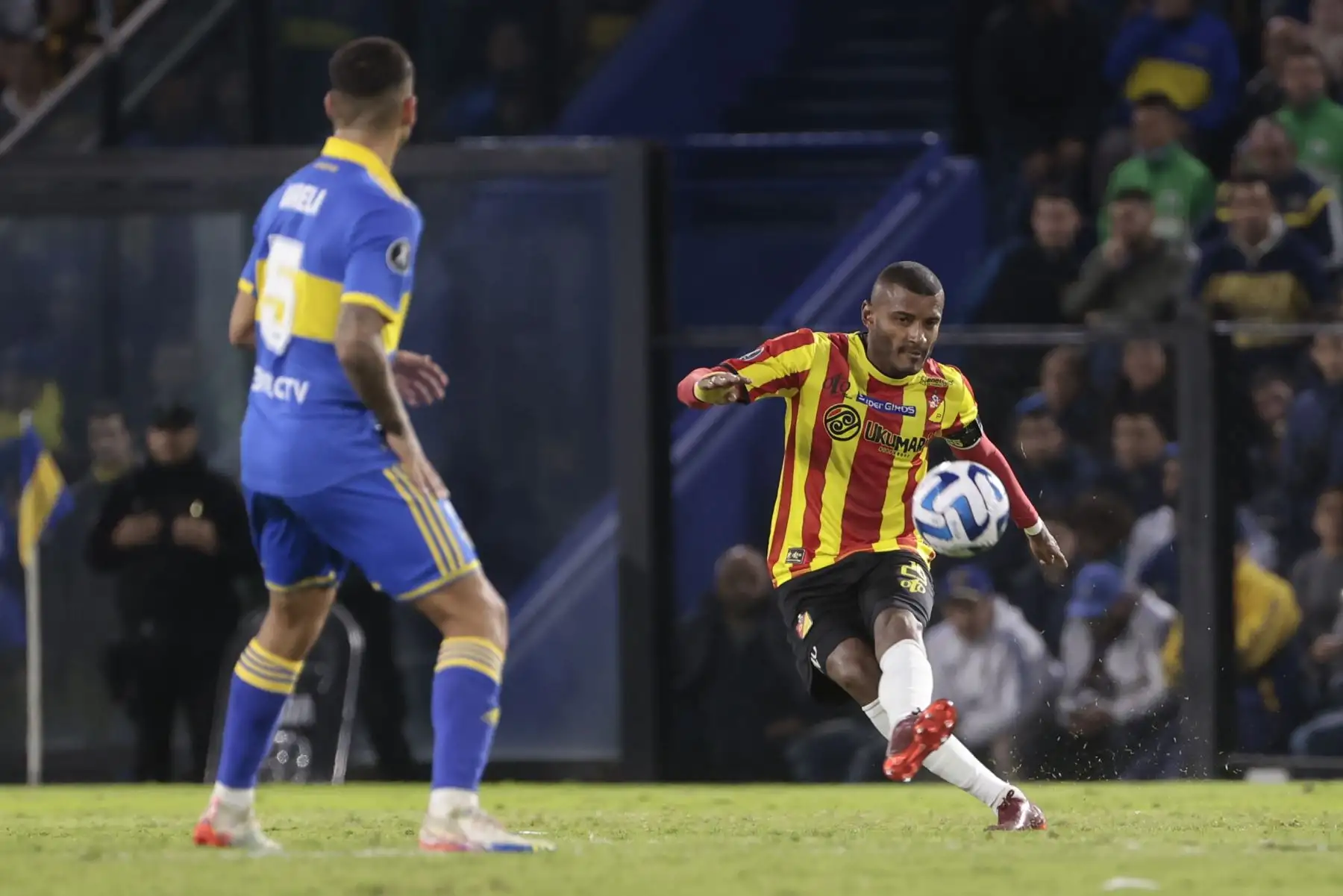 Carlos Andrés Ramírez de Pereira patea el balón hoy, en un partido de la fase de grupos de la Copa Libertadores entre Boca Juniors y Deportivo Pereira en el estadio La Bombonera en Buenos Aires, Argentina. Foto: EFE