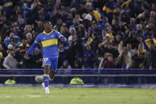 Luis Advíncula clavó en la escuadra un poderoso remate desde fuera del área. Foto: EFE
