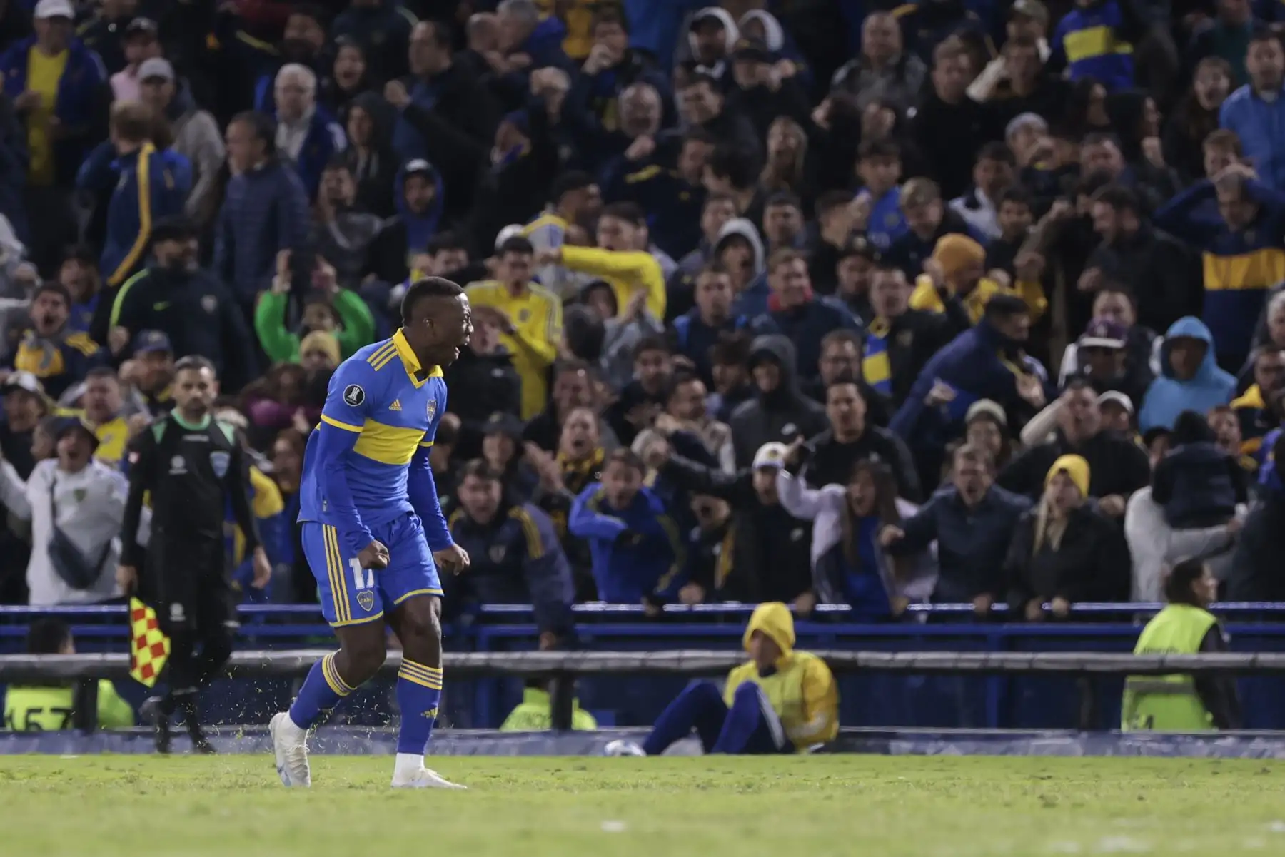 El peruano Luis Advíncula y Alan Varela le dieron a Boca Juniors un triunfo de remontada este martes ante el colombiano Deportivo Pereira, en la segunda jornada del grupo F de la Copa Libertadores, triunfo que, sin embargo, no despeja las dudas en torno al juego desplegado por el conjunto Xeneize.
Foto: EFE