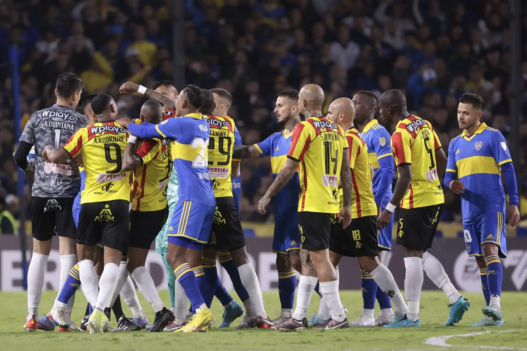 Jugadores de Boca disputa discuten con jugadores de Pereira hoy, en un partido de la fase de grupos de la Copa Libertadores entre Boca Juniors y Deportivo Pereira en el estadio La Bombonera en Buenos Aires, Argentina.
Foto: EFE