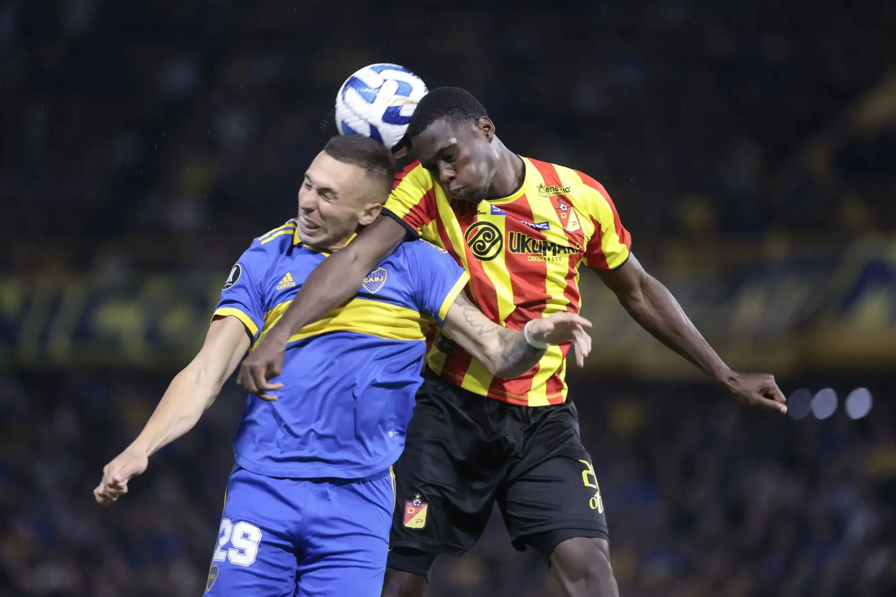 Norberto Briasco  de Boca disputa un balón con Yílmar Velásquez de Pereira hoy, en un partido de la fase de grupos de la Copa Libertadores entre Boca Juniors y Deportivo Pereira en el estadio La Bombonera en Buenos Aires, Argentina.
Foto: EFE