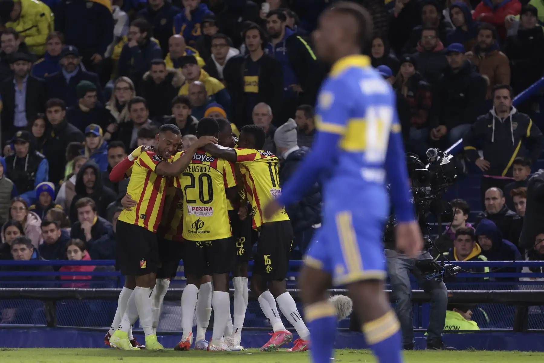 Jugadores de Pereira celebran un gol hoy, en un partido de la fase de grupos de la Copa Libertadores entre Boca Juniors y Deportivo Pereira en el estadio La Bombonera en Buenos Aires, Argentina.
Foto: EFE