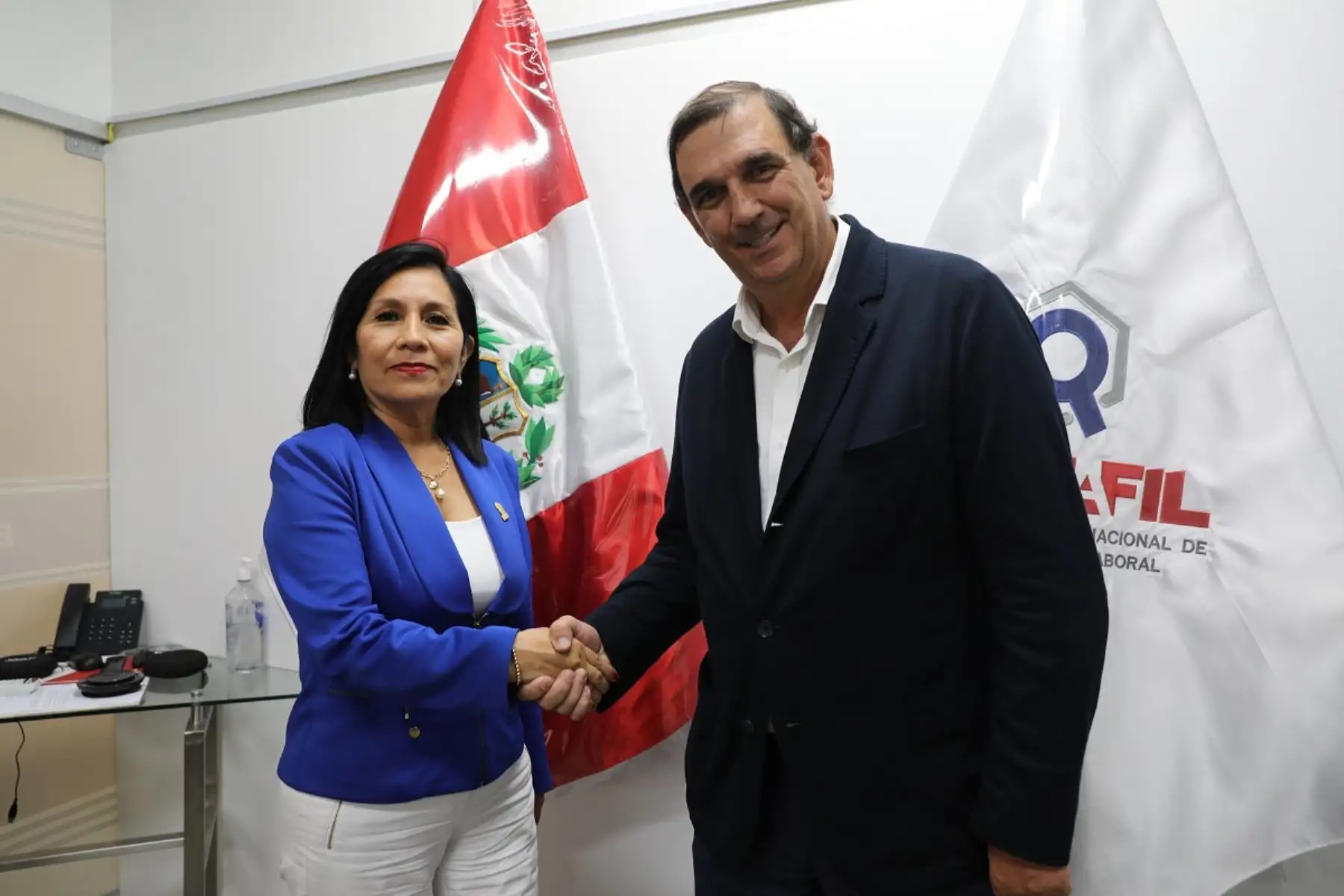 La titular de la Sunafil, Flor Cruz Rodríguez, sostuvo una reunión con el presidente de la Confiep, Alfonso Bustamante Canny, para sumar fuerzas a favor del sector laboral. Foto: Cortesía.