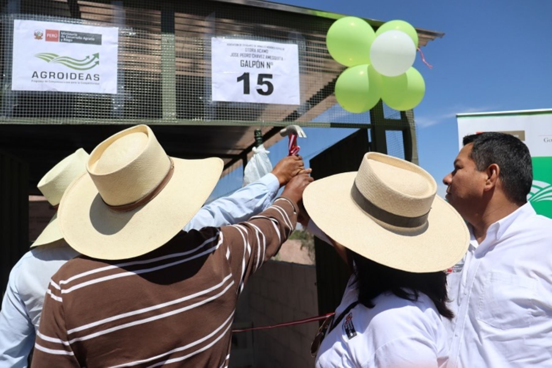 Midagri entregó 25 galpones y equipos para dos organizaciones agrarias de Torata, en Moquegua.
