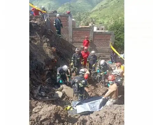 Brigadas de rescate hallaron esta mañana el cuerpo de Carmen Milla, desaparecida tras los deslizamientos ocurridos hace seis días en el centro poblado La Perla Chaupis, ubicado en la provincia limeña de Huaral. Foto: Máxima Noticias con Ingrid Ramírez Ariza/Facebook.