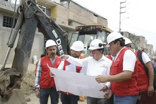 Nelson Shack, titular de la Contraloría, visita la zona de emergencia. Foto: ANDINA/difusión.