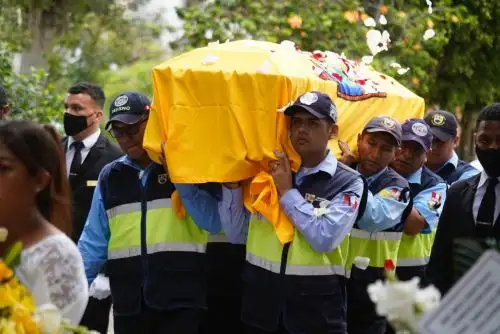 Familiares y amigos rinden emotivo homenaje póstumo a sereno asesinado en Surco. Foto: ANDINA/Difusión