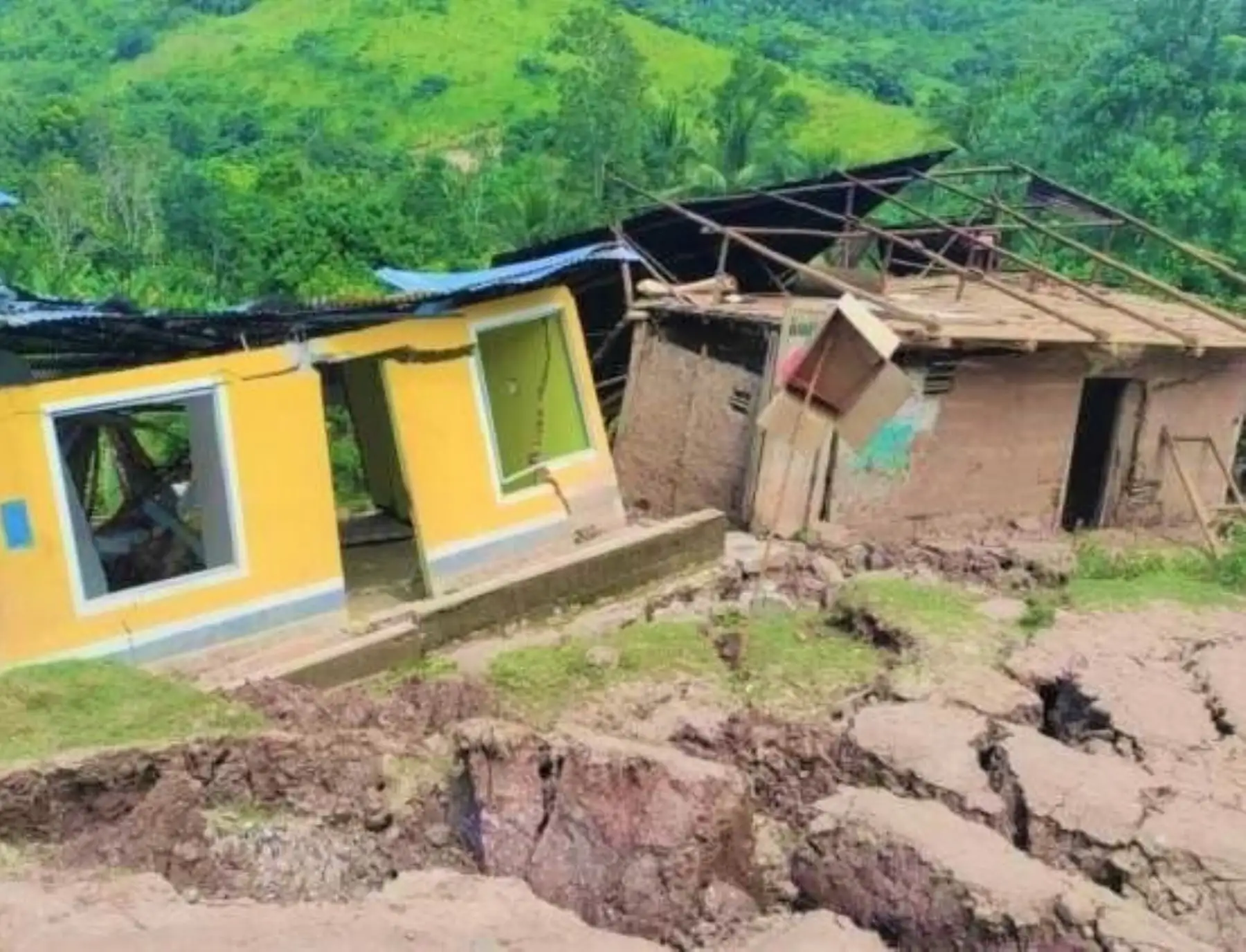 Pobladores afectados por el hundimiento de tierra en el centro poblado San Miguel del río Mayo, distrito de Tabalosos, región San Martín, esperan ser reubicados debido a que sus viviendas fueron declaradas inhabitables. ANDINA/Difusión
