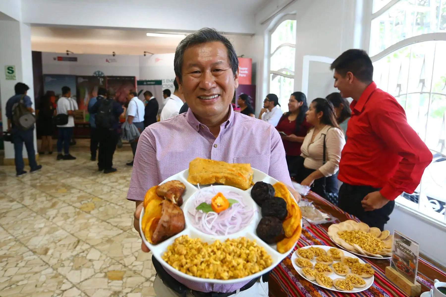 Pequeños empresarios, presentan el llamado desayuno en el lanzamiento de la  Semana Turística que se realizará en la provincia de Huaura.
Foto: ANDINA/Eddy Ramos