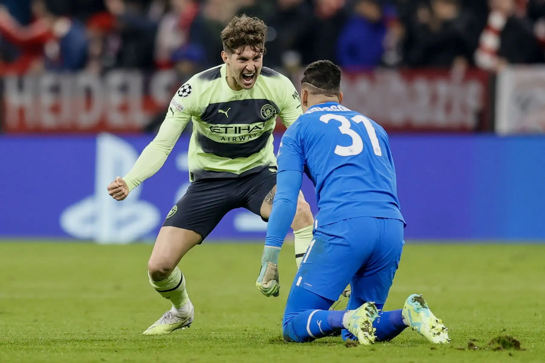 El portero Ederson del Manchester City y su compañero John Stones celebran la ventaja de 1-0 durante los cuartos de final de la Liga de Campeones de la UEFA.
Foto: EFE