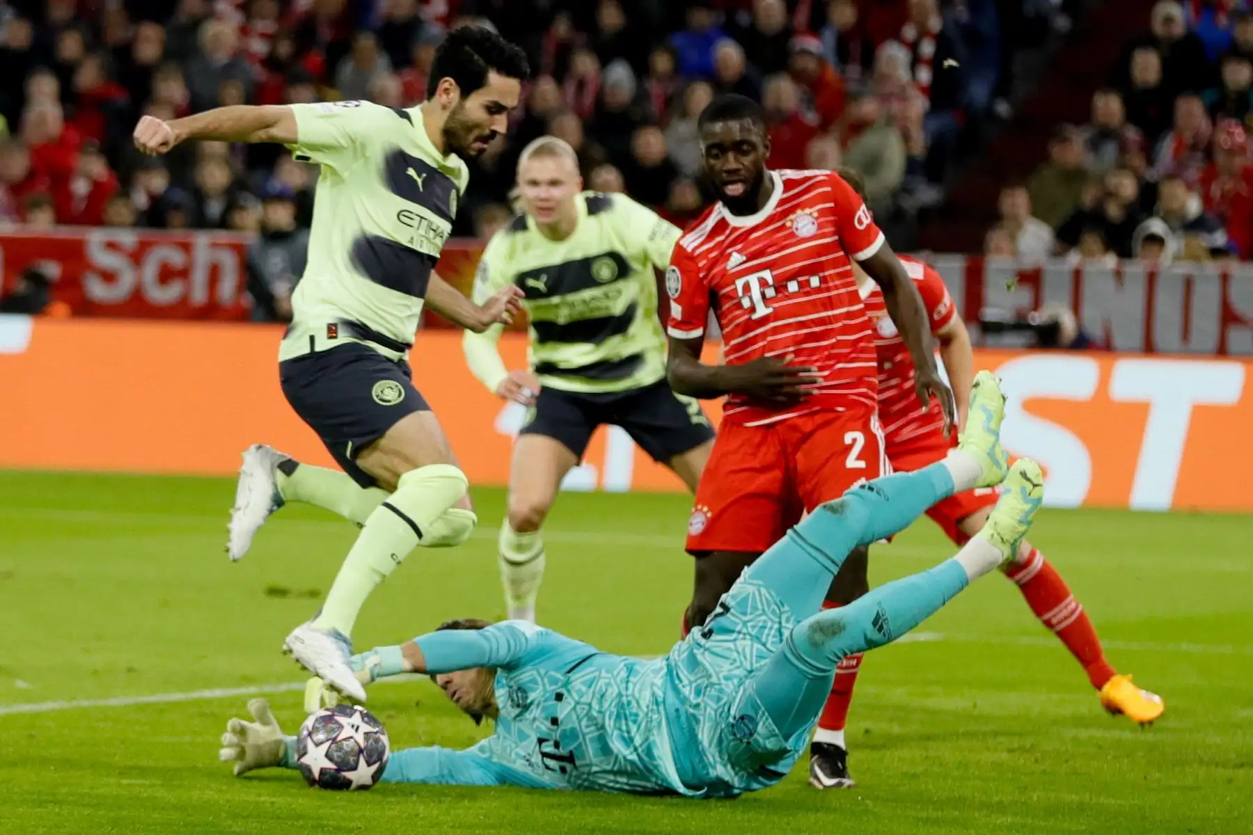 El portero Yann Sommer del Bayern Munich en acción contra Ilkay Guendogan del Manchester City durante los cuartos de final de la Liga de Campeones de la UEFA.
Foto:EFE