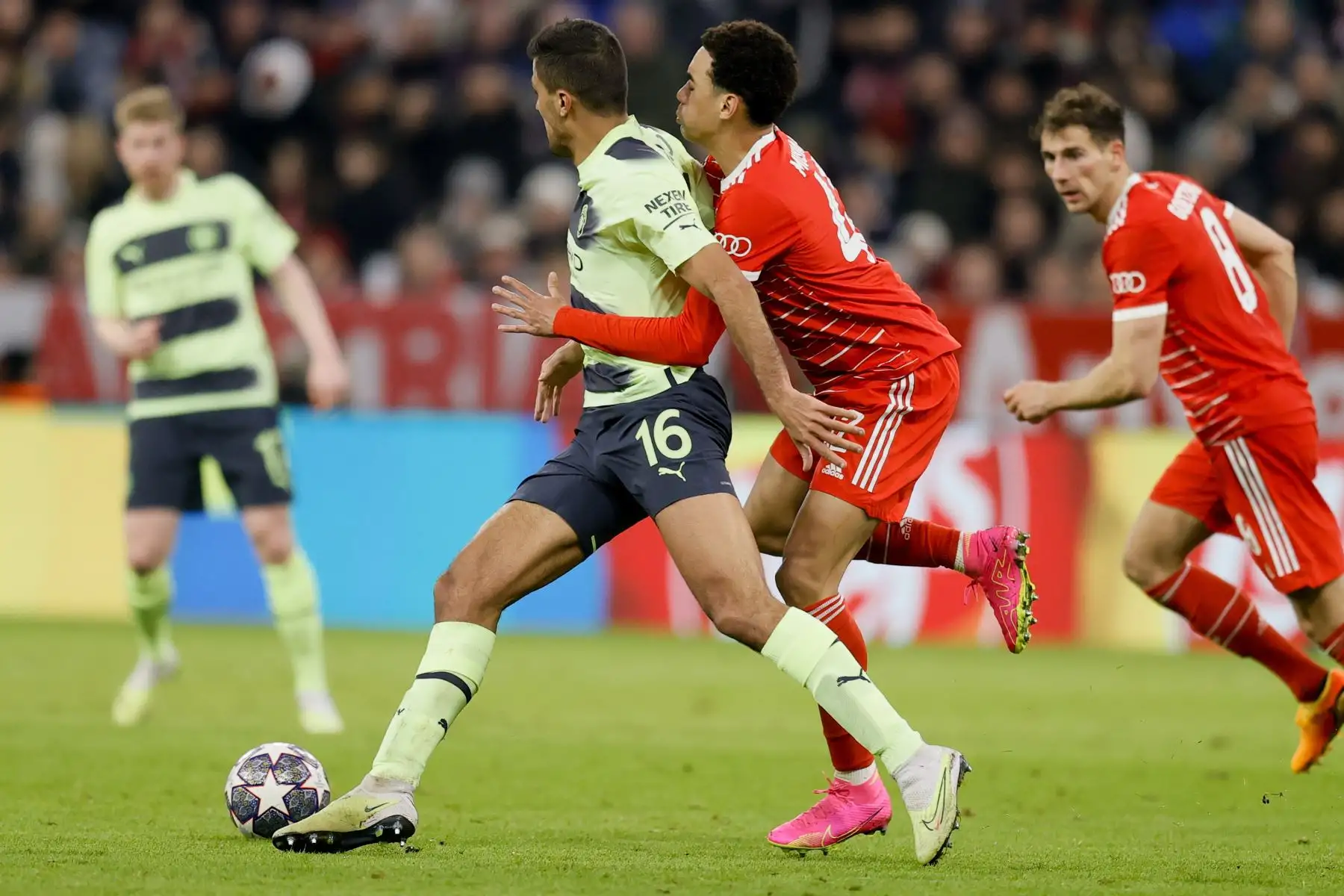 Jamal Musiala del Bayern Munich del Bayern Munich en acción contra Rodri del Manchester City durante los cuartos de final de la Liga de Campeones de la UEFA.
Foto: EFE