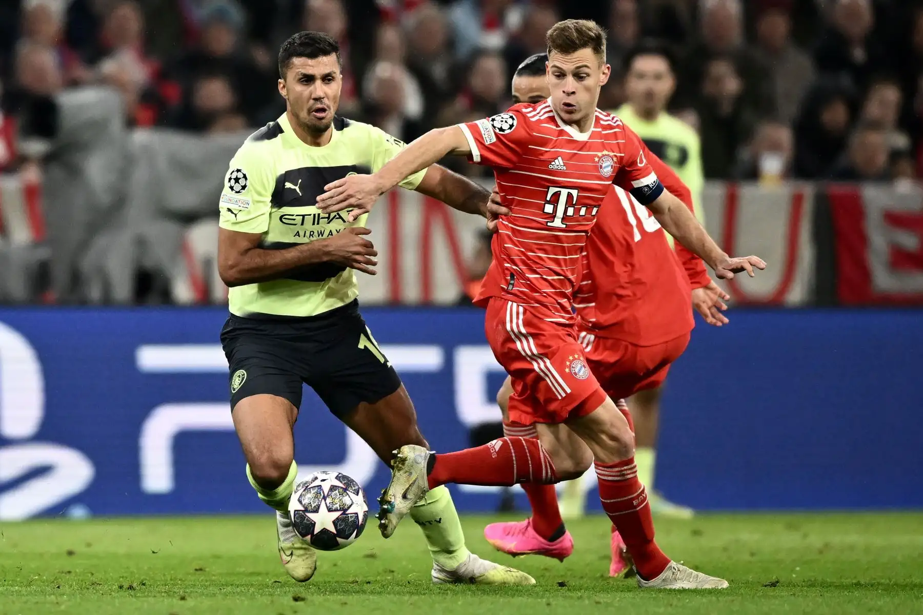 Rodri del Manchester City en acción contra Joshua Kimmich del Bayern de Múnich durante los cuartos de final de la Liga de Campeones de la UEFA.
Foto: EFE