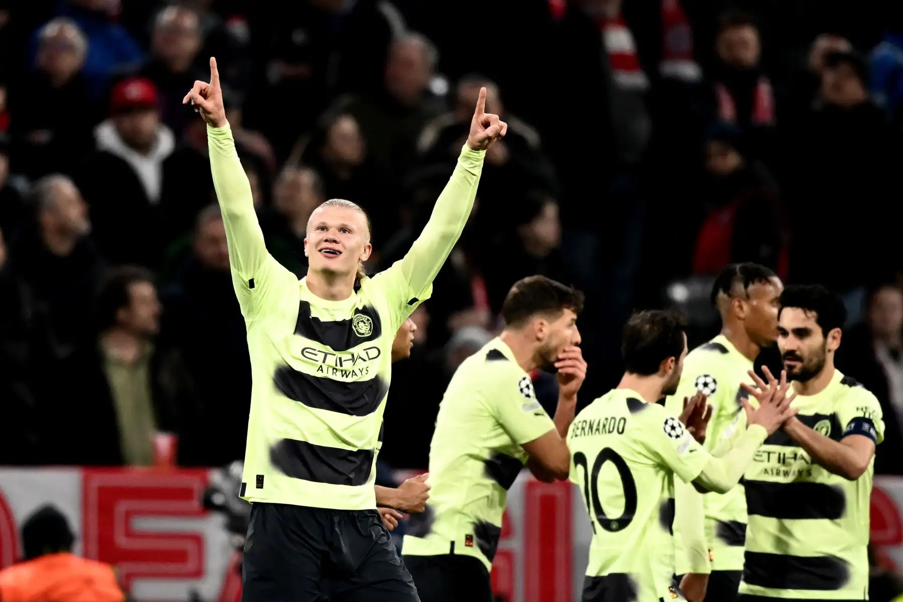 Erling Haaland del Manchester City celebra con sus compañeros después de anotar el 0-1 durante los cuartos de final de la Liga de Campeones de la UEFA.
Foto: EFE